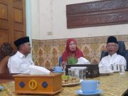 Menteri Koordinator PMK Muhadjir Effendy Shillaturrohmi kepada Sang Mursyid Shiddiqiyyah Menko PMK Muhajir Effendy saat bershilaturrohmi dengan Mursyid Thoriqoh Shiddiqiyyah. (foto: majalahalkautsar.com)